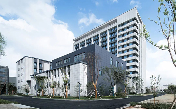 灰白色彩搭配 為校園增添雅致格調.jpg